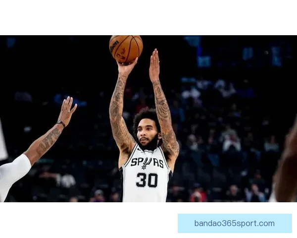 尚帕尼单季投中192记三分打破马刺队史纪录 自信来源于不懈努力